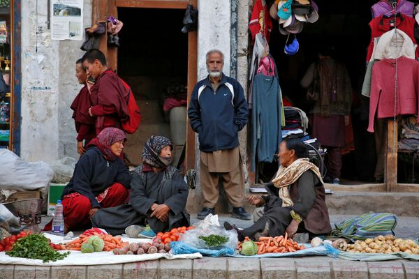 فروشنده سبزیجات در له - اسپوتنیک افغانستان  