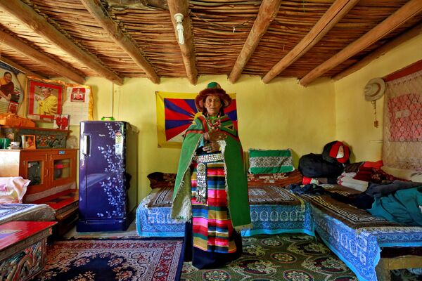 یک زن خانه با لباس خانگی در خانه خود - اسپوتنیک افغانستان  