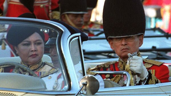 پادشاه تایلند بومیپول آدولیاده همراه با همسرش ملکه سیریکیت، روانه مراسم برگزرای 70 سالگی شاه اند - اسپوتنیک افغانستان  