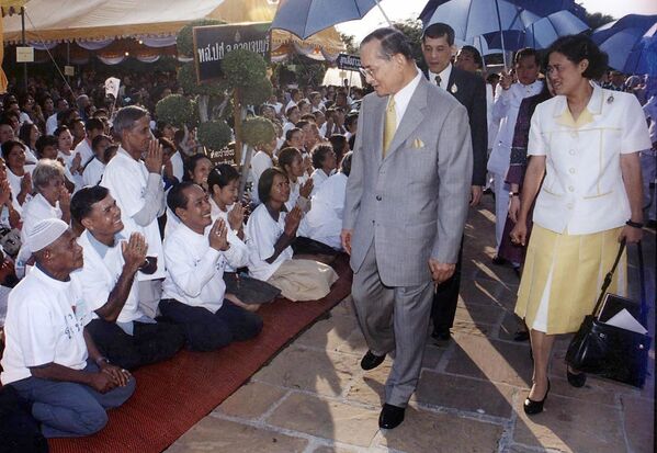 شاه تایلند بومیپول آدولیاده در مراسم سالروز تولدش در بانکوک، سال 2003 - اسپوتنیک افغانستان  