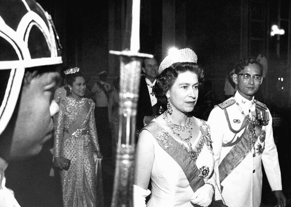 ملکه بریتانیا الیزابت دوم و پادشاه تایلند بومیپول آدولیاده در بانکوک، سال 1972 - اسپوتنیک افغانستان  