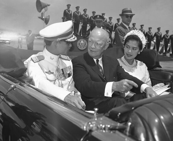 پادشاه تایلند بومیپول آدولیاده و همسرش ملکه سیریکیت با رییس جمهور امریکا دوانت آیزنهاور در جریان سفر شان به واشنگتن - اسپوتنیک افغانستان  