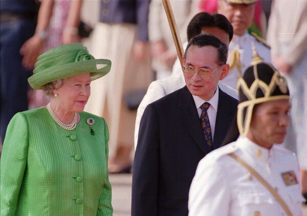 ملکه بریتانیا الیزابت دوم و پادشاه تایلند بومیپول آدولیاده در بانکوک، سال 1996 - اسپوتنیک افغانستان  