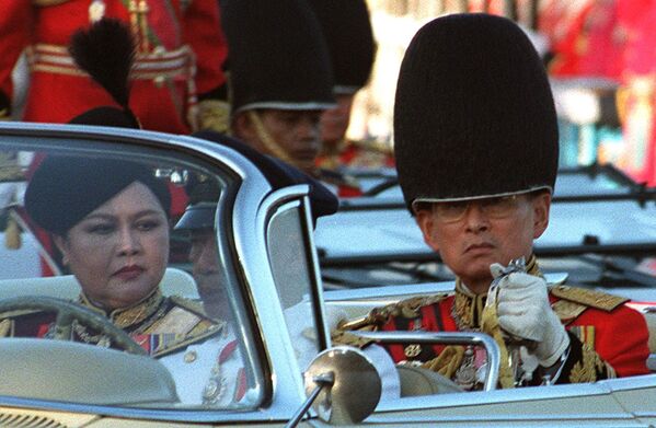 پادشاه تایلند بومیپول آدولیاده همراه با همسرش ملکه سیریکیت، روانه مراسم برگزرای 70 سالگی شاه اند - اسپوتنیک افغانستان  