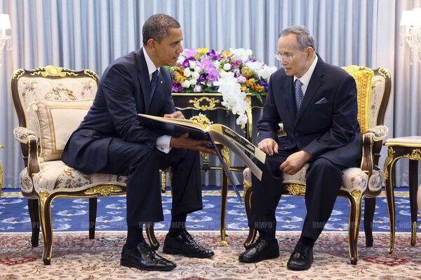 پادشاه تایلند بومیپول آدولیاده در جریان ملاقات با رییس جمهور امریکا باراک اوباما - اسپوتنیک افغانستان  