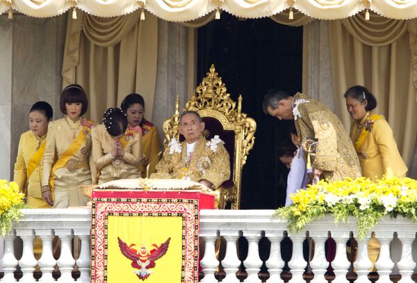 پادشاه تایلند بومیپول آدولیاده با اعضای خانواده اش از بالکن محل اقامت سلطنتی در دوسیت مردم را استقبال میکند. - اسپوتنیک افغانستان  