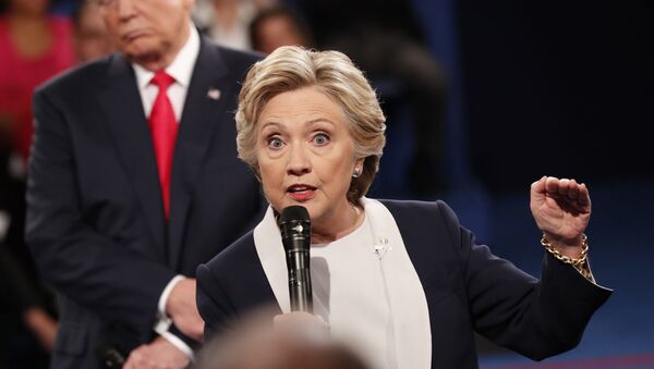 Кандидат в президенты США от демократов Хиллари Клинтон на дебатах с Дональдом Трампом - اسپوتنیک افغانستان  