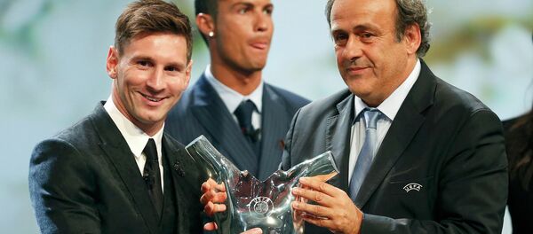 Barcelona's Lionel Messi (L) receives from UEFA President Michel Platini the Best Player UEFA 2015 Award during the draw ceremony for the 2015/2016 Champions League Cup soccer competition at Monaco's Grimaldi Forum while Cristiano Ronaldo (C) looks on in Monte Carlo August 27, 2015 - اسپوتنیک افغانستان  