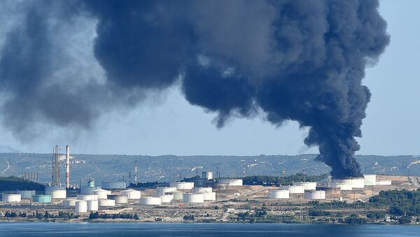 Дым от пожара на нефтехимическом заводе во Франции - اسپوتنیک افغانستان  