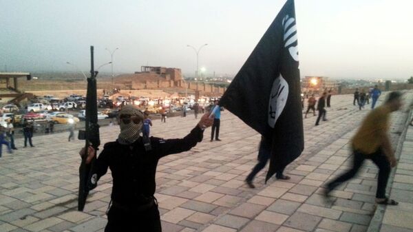 Боевик держит флаг ИГ в городе Мосул - اسپوتنیک افغانستان  
