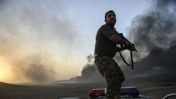 Военнослужащий ВС Ирака во время операции в районе Каяра при наступлении на Мосул - اسپوتنیک افغانستان  