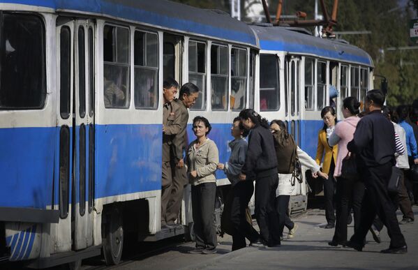 مسافران بس برقی در پیونگ یان - اسپوتنیک افغانستان  