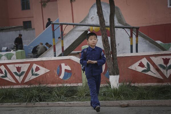 دانشاموز کوریای شمالی در یکی از جاده های پیونگ یانگ - اسپوتنیک افغانستان  