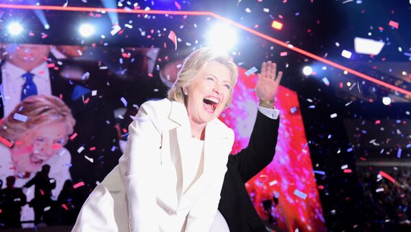 هیلاری کلینتون از همین حالا نور افشانی پیروزی اش را سفارش داده است - اسپوتنیک افغانستان  