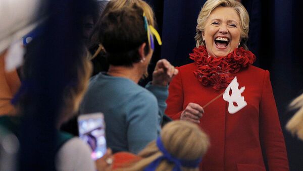 Кандидат в президенты США Хиллари Клинтон в самолете - اسپوتنیک افغانستان  
