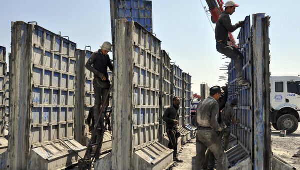 Турецкие рабочие готовят к установке бетонную стену на границе с Сирией - اسپوتنیک افغانستان  
