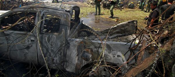 Взрывотехники тайской полиции на месте взрыва бомбы в провинции Паттани Взрывотехники тайской полиции на месте взрыва бомбы в провинции Паттани - اسپوتنیک افغانستان