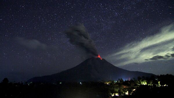 Извержение индонезийского вулкана Синабунг - اسپوتنیک افغانستان  