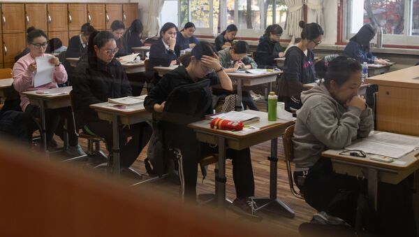 Школьники во время экзамена в Сеуле, Южная Корея - اسپوتنیک افغانستان  