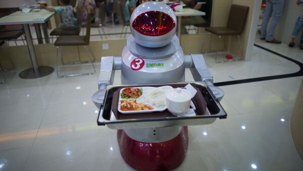 Робот разносит еду посетителям ресторана в китайском уезде Куньшань - اسپوتنیک افغانستان  