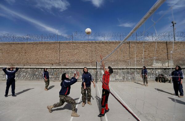 مسابقات والیبال بین زنان نظامی در مرکز تعلیمی کابل - اسپوتنیک افغانستان  