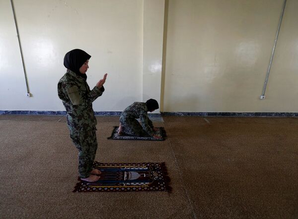 زنان قوای مسلح افغانستان حین اجرائی تمرینات در کابل - اسپوتنیک افغانستان  