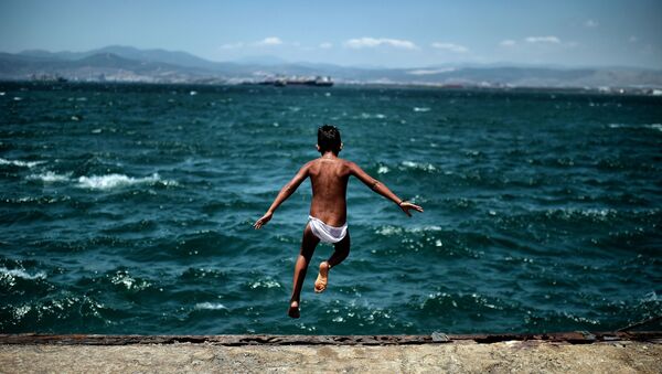Юный беженец прыгает в море рядом с лагерем беженцев в Афинах - اسپوتنیک افغانستان  