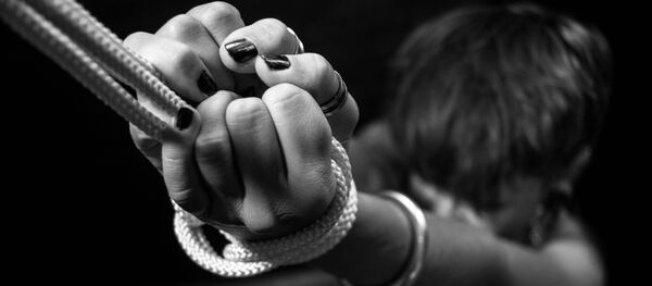 تجاوز گروهی هشت تن بر یک زن قابله در حضور همسر و پدرش - اسپوتنیک افغانستان  