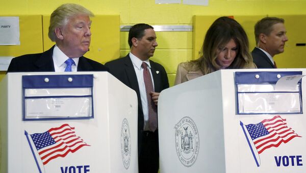 Кандидат в президенты США Дональд Трамп и его жена во время голосования на выборах в Нью-Йорке - اسپوتنیک افغانستان  