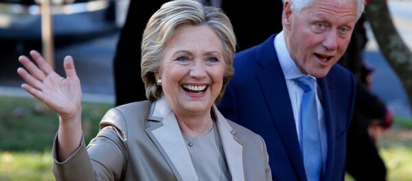 Кандидат в президенты США Хиллари Клинтон с мужем Биллом после голосования в Нью-Йорке - اسپوتنیک افغانستان  