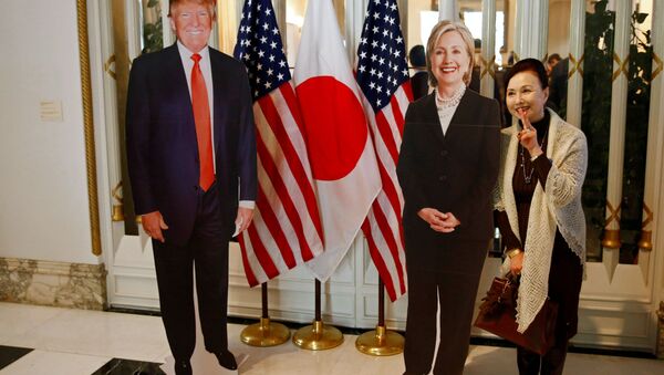 Женщина фотографируется у фигур Дональда Трампа и Хиллари Клинтон в Токио - اسپوتنیک افغانستان  