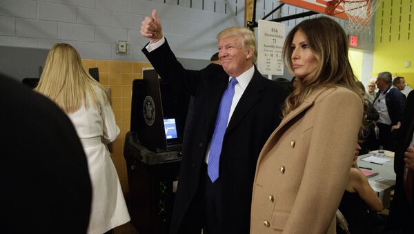Республиканский кандидат в президенты Дональд Трамп с женой Меланьей после голосования в Нью-Йорке - اسپوتنیک افغانستان  