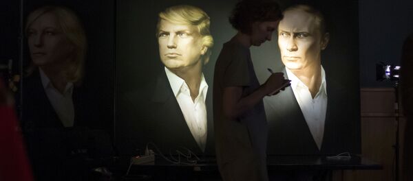 Портреты кандидата в президенты США Дональда Трампа и президента России Владимира Путина в пабе Юнион Джек в Москве - اسپوتنیک افغانستان  