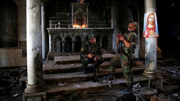 Иракские солдаты-христиане на первой воскресной мессе в церкве около Мосула в Ираке - اسپوتنیک افغانستان  