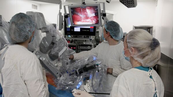 Doctors operate the Da Vinci Surgical System at the Medical Center of the Far Eastern Federal University on Russky Island in Vladivostok. - اسپوتنیک افغانستان  