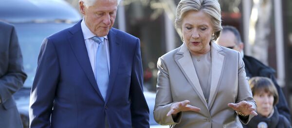 بیل کلینتون پس از گفتگو با هیلاری به خشم آمد وتیلفون خود را از پنجره بیرون انداخت بیل کلینتون پس از گفتگو با هیلاری به خشم آمد وتیلفون خود را از پنجره بیرون انداخت - اسپوتنیک افغانستان