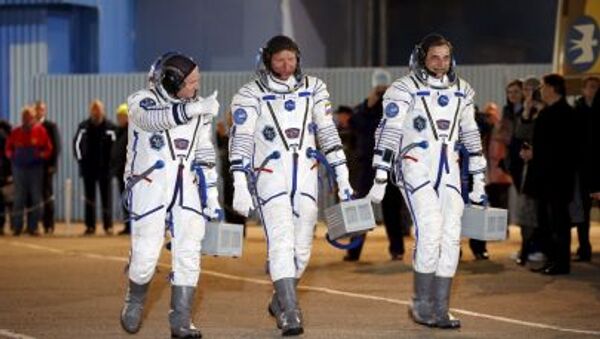 Экипаж Международной космической станции после надевания скафандров на космодроме Байконур - اسپوتنیک افغانستان  