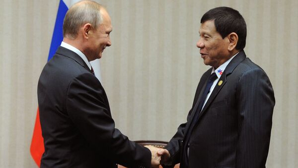 Президент России Владимир Путин и президент Филиппин Родриго Дутерте во время встречи на полях саммита АТЭС в Лиме - اسپوتنیک افغانستان  