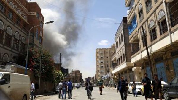 Дым над зданием резиденции экс-президента Йемена Али Абдаллы Салеха, разрушенной после авиаударов ВВС арабской коалиции во главе с Саудовской Аравией, в столице Йемена - اسپوتنیک افغانستان  