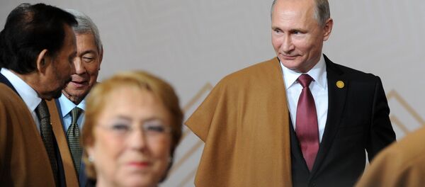 Владимир Путин в накидке из викуньи на саммите АТЭС в Лиме, Перу - اسپوتنیک افغانستان  