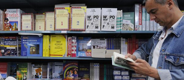 Buying textbooks and school supplies at the Moskovsky Dom Knigi /Moscow Book House/ on New Arbat Street in Moscow - اسپوتنیک افغانستان  