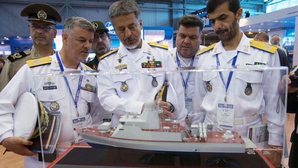 Командующий Военно-морскими силами Иранской армии Хабиболла Сайяри (в центре) на международном военно-морском салоне в Санкт-Петербурге - اسپوتنیک افغانستان  