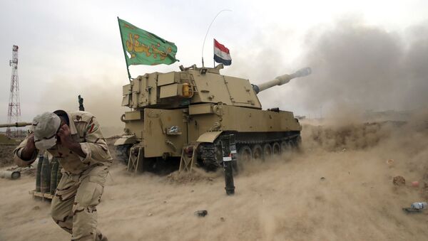 Солдат иракской армии у 155-мм орудия, наносящего удары по боевикам ИГ в окресностях Мосула - اسپوتنیک افغانستان  