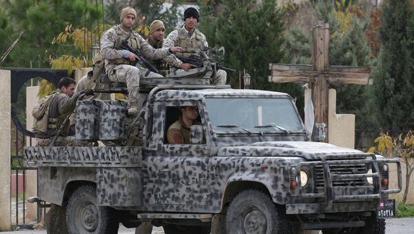 Lebanese army special forces patrol near the area militants ambushed Lebanese soldiers, in Ras Baalbek town, eastern Lebanon, Wednesday, Dec. 3, 2014 - اسپوتنیک افغانستان  