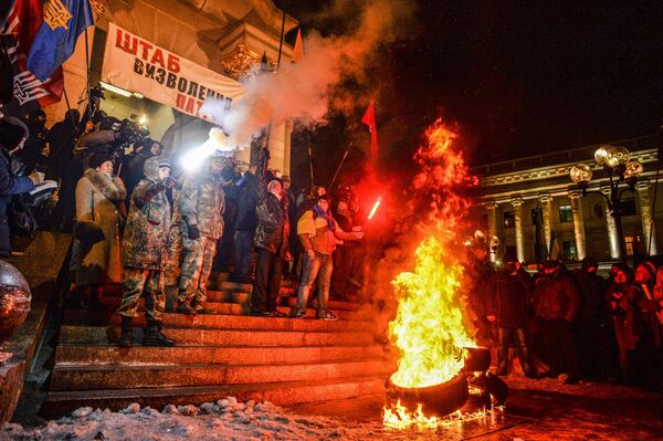 شرکت کنندگان مظاهره به مناسبت سالگرد حوادث در میدان (کیف) - اسپوتنیک افغانستان  