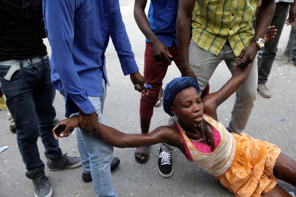یک زن آسیب دیده از گاز اشک آور در تظاهرات هائیتی - اسپوتنیک افغانستان  