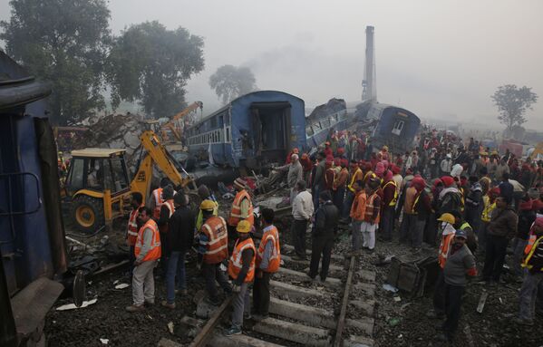 یک قطار مسافربری از خط خود در هند خارج شد - اسپوتنیک افغانستان  