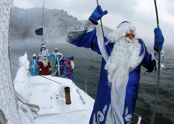 اعضای کلوب قایق بادباندار که لباس بابانوئل و دختر برفی را پوشیده اند - اسپوتنیک افغانستان  