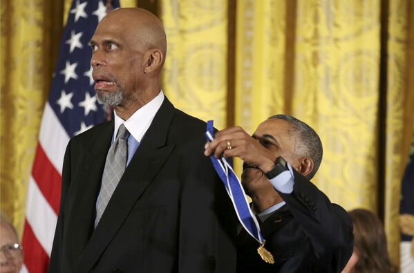 رئیس جمهور ایالات متحده باراک اوباما در زمان مراسم جایزه دادن به بازیکن بسکتبال کریم عبدالجبار در واشنگتن - اسپوتنیک افغانستان  