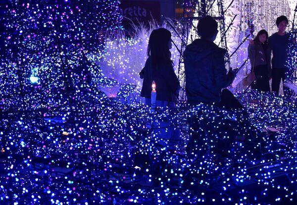مردم در میان چراغ های جشن کریسمس در توکیو - اسپوتنیک افغانستان  